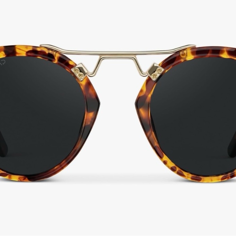 Stylish Tortoiseshell Sunglasses for Women - Picture 2 of 7